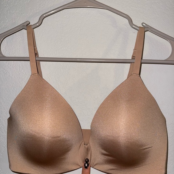 SKIMS Wireless Form T-Shirt Bra - Picture 3 of 6